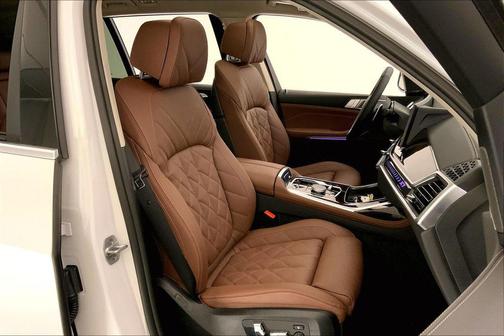 Mineral White Metallic 2026 BMW X7 xDrive40i