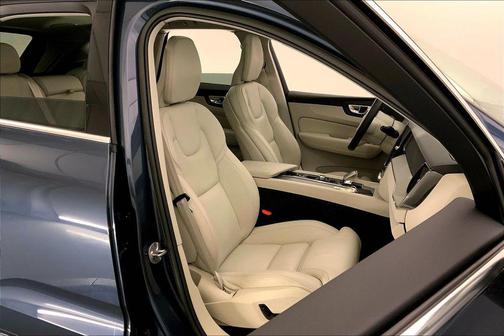 2023 Volvo XC60 B5 Ultimate Bright Theme