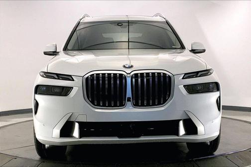 Mineral White Metallic 2024 BMW X7 xDrive40i