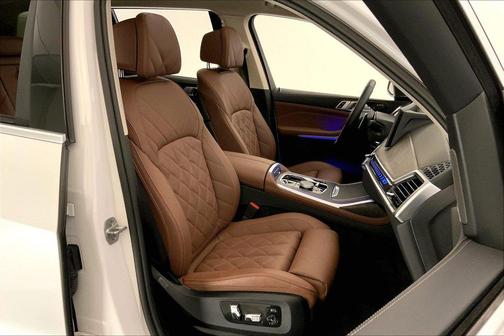 Mineral White Metallic 2024 BMW X7 xDrive40i