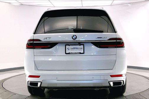 Mineral White Metallic 2024 BMW X7 xDrive40i