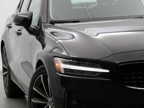 2022 Volvo S60 T5 Momentum