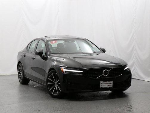 2022 Volvo S60 T5 Momentum