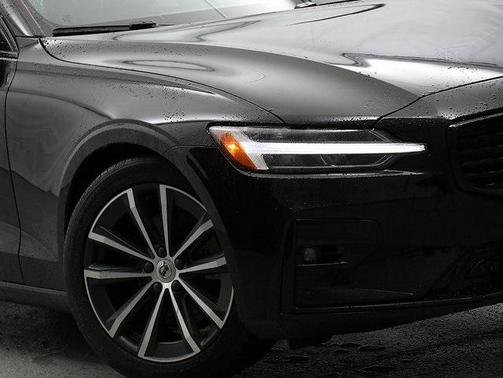 2022 Volvo S60 T5 Momentum