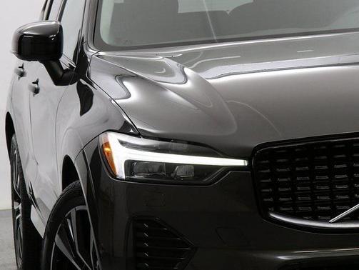 2023 Volvo XC60 B5 Plus Dark Theme