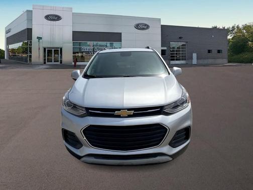 Silver Ice Metallic 2020 Chevrolet Trax LT