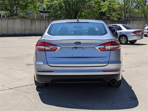 Photo 5 of 32 of 2020 Ford Fusion SE