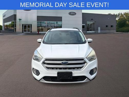 Oxford White 2017 Ford Escape SE