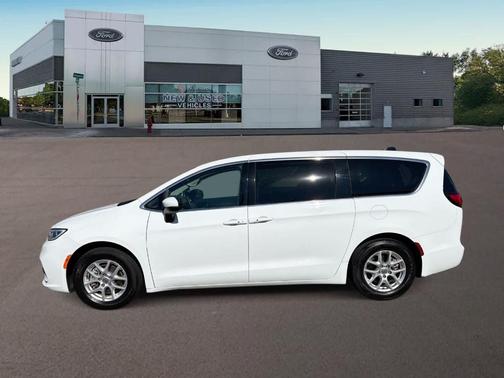Bright White Clearcoat 2023 Chrysler Pacifica Touring-L