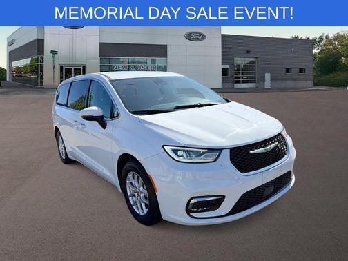 Bright White Clearcoat 2023 Chrysler Pacifica Touring-L