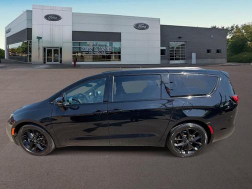 Diamond Black 2026 Chrysler Pacifica Limited