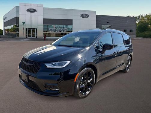 Diamond Black 2026 Chrysler Pacifica Limited