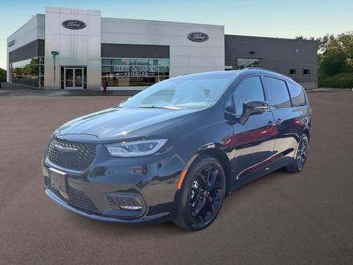 Diamond Black 2026 Chrysler Pacifica Limited