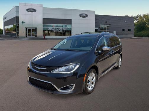 Brilliant Black Crystal Pearlcoat 2018 Chrysler Pacifica Limited