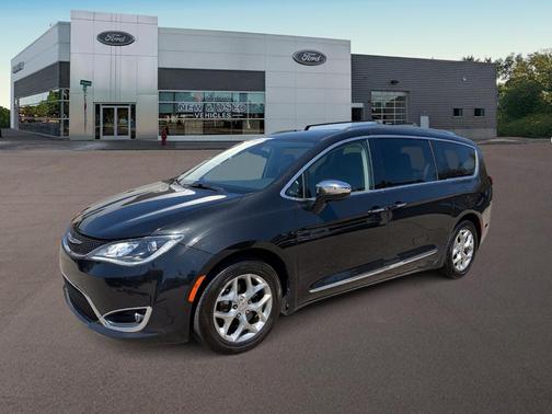 Brilliant Black Crystal Pearlcoat 2018 Chrysler Pacifica Limited