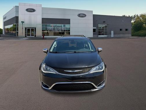 Brilliant Black Crystal Pearlcoat 2018 Chrysler Pacifica Limited