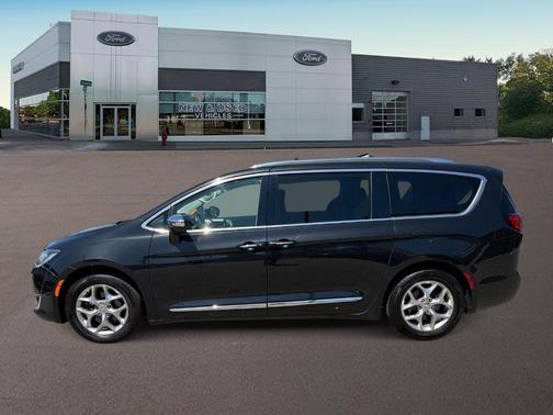 Brilliant Black Crystal Pearlcoat 2018 Chrysler Pacifica Limited