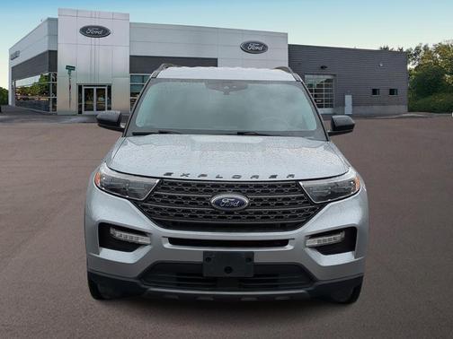Iconic Silver Metallic 2022 Ford Explorer XLT