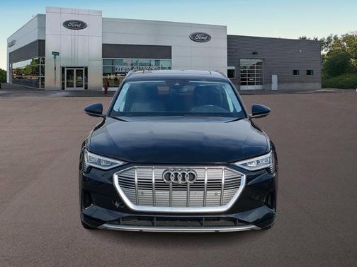 2019 Audi e-tron Premium Plus