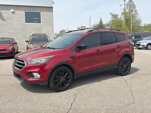 Ruby Red Metallic 2017 Ford Escape SE