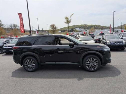2025 Nissan Pathfinder SL 4WD