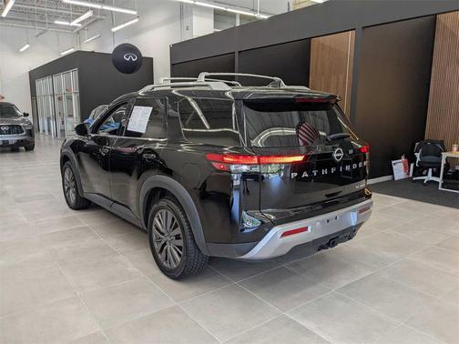 2023 Nissan Pathfinder SL 4WD