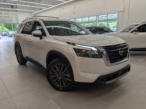 2025 Nissan Pathfinder SL 4WD