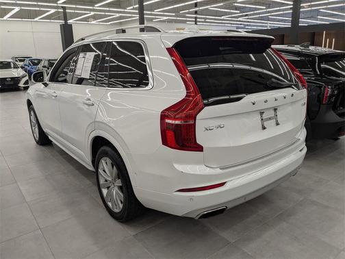 2016 Volvo XC90 T6 Momentum