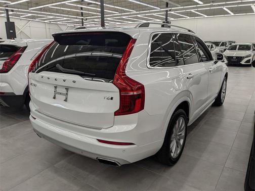 2016 Volvo XC90 T6 Momentum