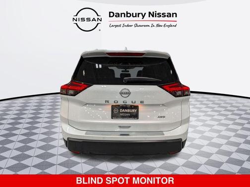 Everest White Pearl 2025 Nissan Rogue SV