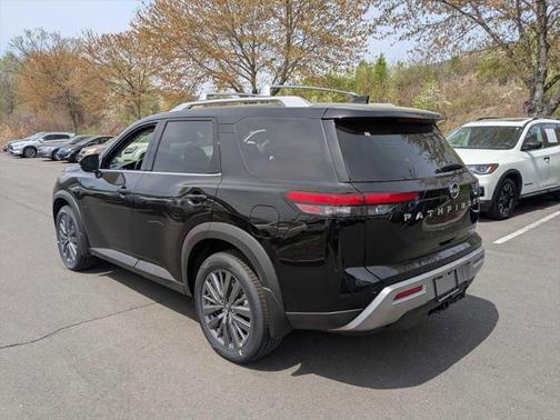 2025 Nissan Pathfinder SL 4WD