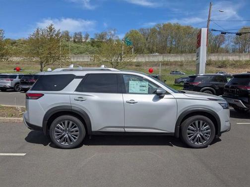 2025 Nissan Pathfinder SL 4WD