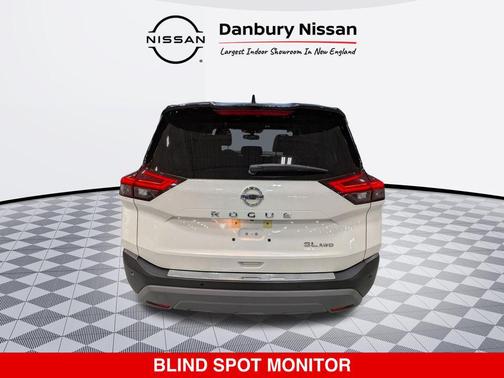 Pearl White Tricoat/Super Black 2021 Nissan Rogue SL