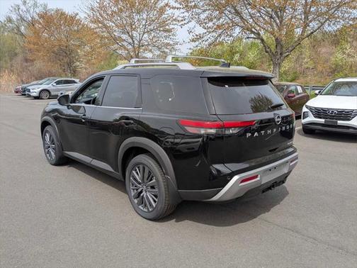 2025 Nissan Pathfinder SL 4WD