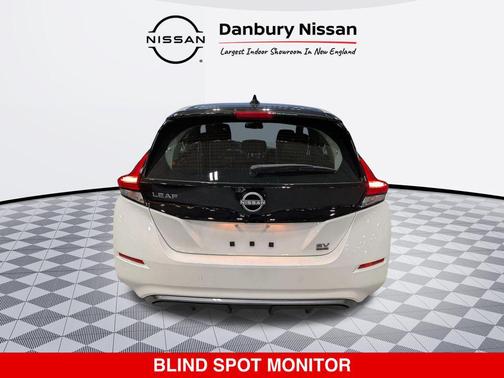 Super Black/Pearl White 2025 Nissan Leaf SV PLUS