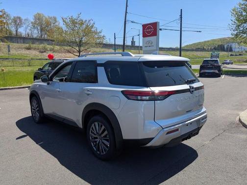 2025 Nissan Pathfinder SL 4WD
