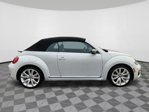 Oryx White Pearl/Black Roof 2014 Volkswagen Beetle Auto 1.8T