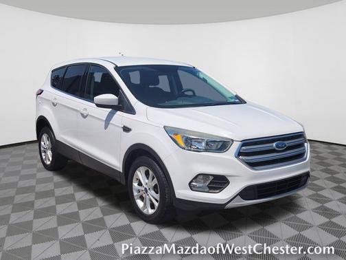 Oxford White 2017 Ford Escape SE