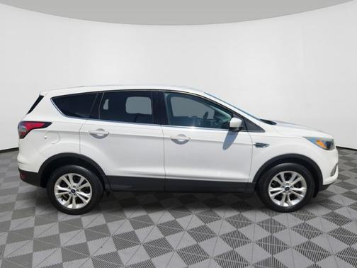 Oxford White 2017 Ford Escape SE