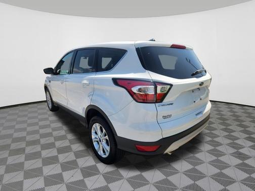Oxford White 2017 Ford Escape SE