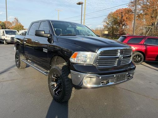 2015 RAM 1500 4WD Crew Cab 140.5'' Lone Star