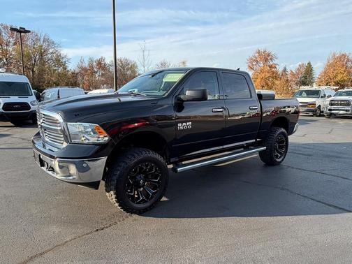 2015 RAM 1500 4WD Crew Cab 140.5'' Lone Star