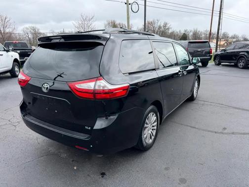 2017 Toyota Sienna XLE