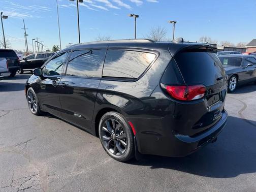 Black 2019 Chrysler Pacifica Limited