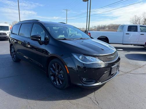 Black 2019 Chrysler Pacifica Limited