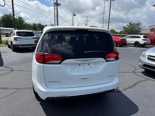 Pearl White 2019 Chrysler Pacifica Limited