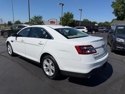 White 2017 Ford Taurus SEL FWD