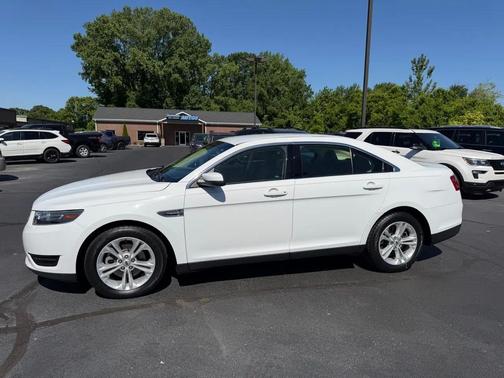 White 2017 Ford Taurus SEL FWD