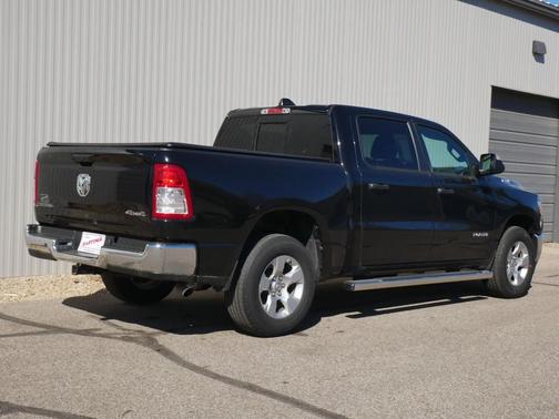 Diamond Black Crystal Pearlcoat 2024 RAM 1500 Big Horn/Lone Star