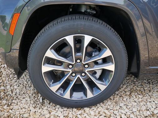 Baltic Gray Metallic Clearcoat 2025 Jeep Grand Cherokee L Overland